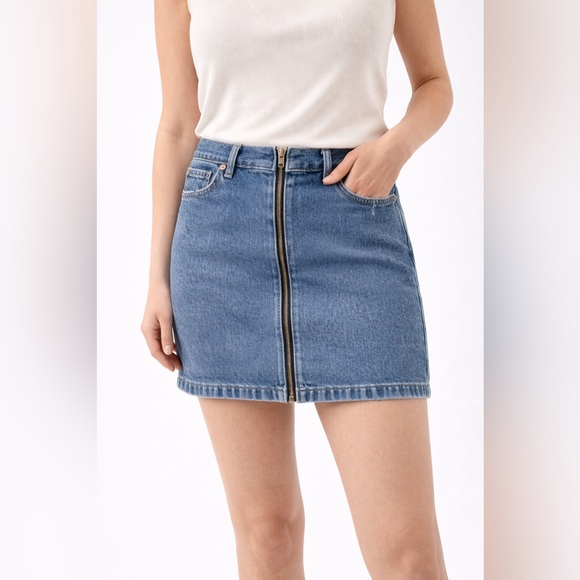 Hollister Dresses & Skirts - ✨ Hollister Ultra High-Rise Denim Mini Skirt ✨
Size 3